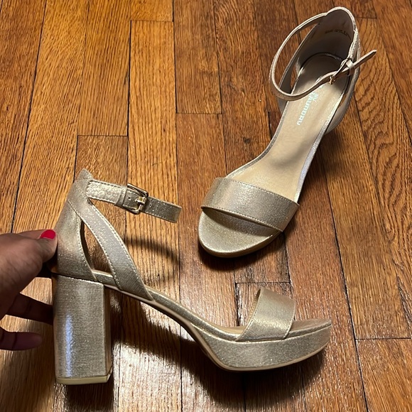 CL by Laundry Gold Platform Strappy Heel Size 8.5W - Picture 1 of 5